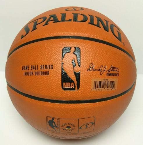 בלייק גריפין החתום על משחק העתקים של Spalding Baskball