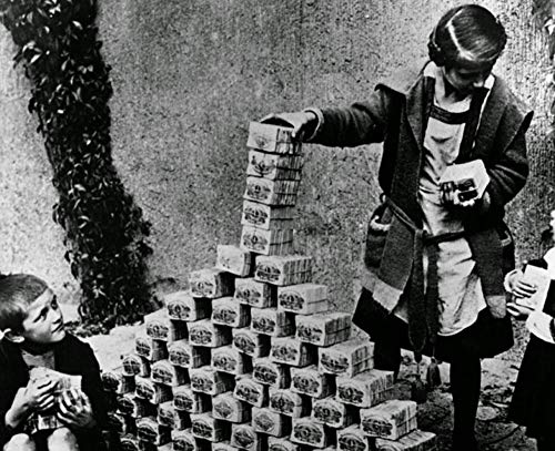1923 אינפלציה גרמנית אלומיניום 500 מטבע מארק. הונפקה בגרמניה וויימר במהלך היפר -אינפלציה איומה שהובילה למלחמת העולם השנייה, מגיעה עם תעודת