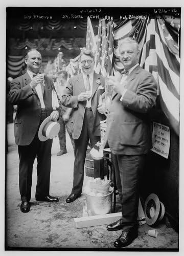 צילום Histhericalfindings: דן ורומן, דר רויאל קופלנד, איי ג'יי בלדווין, דגל אמריקאי, סנאטורים, פוליטיקאי, 1924